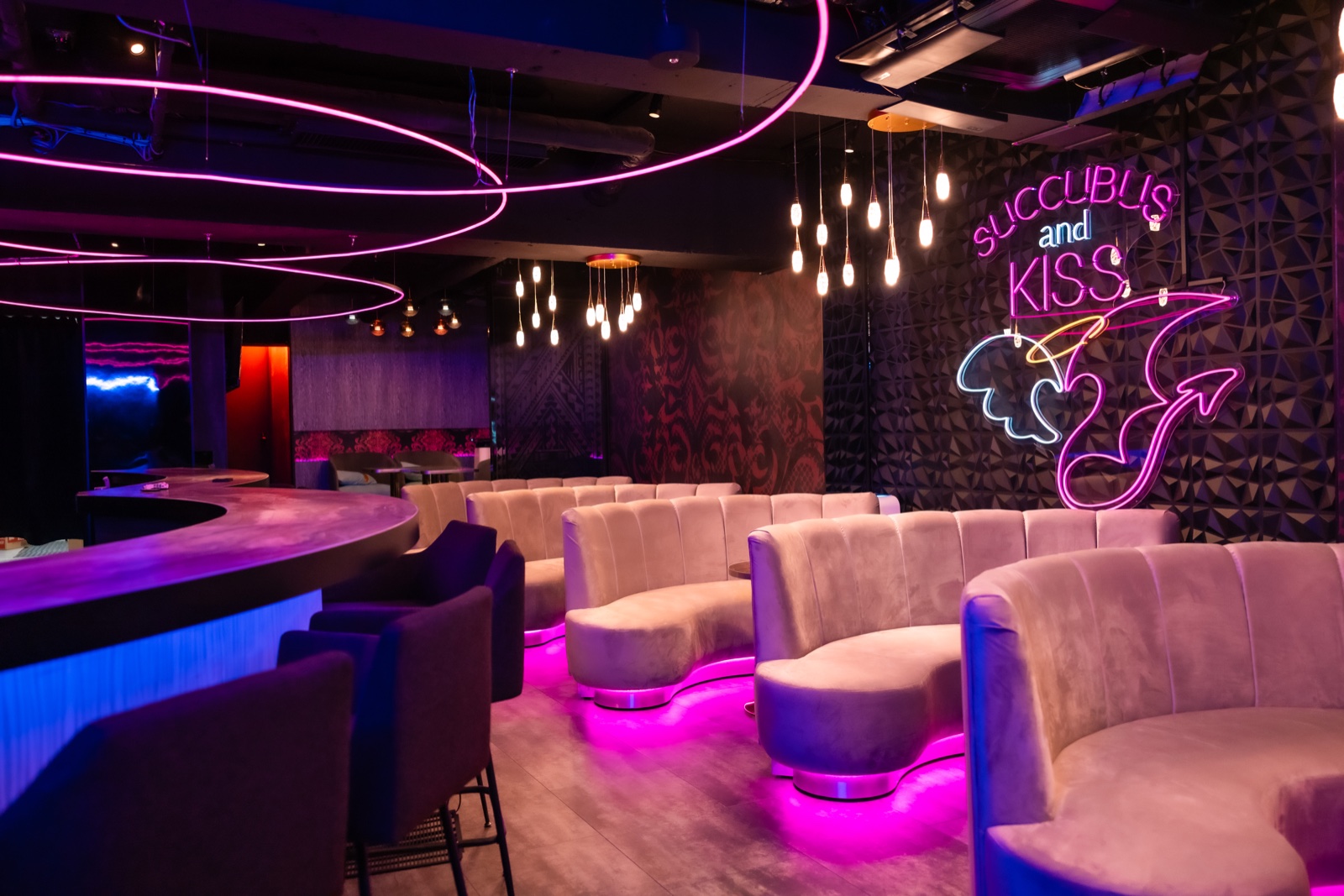 ピンクのネオンとソファ席が広がるサキュバスシーシャ 赤坂KISSの店内